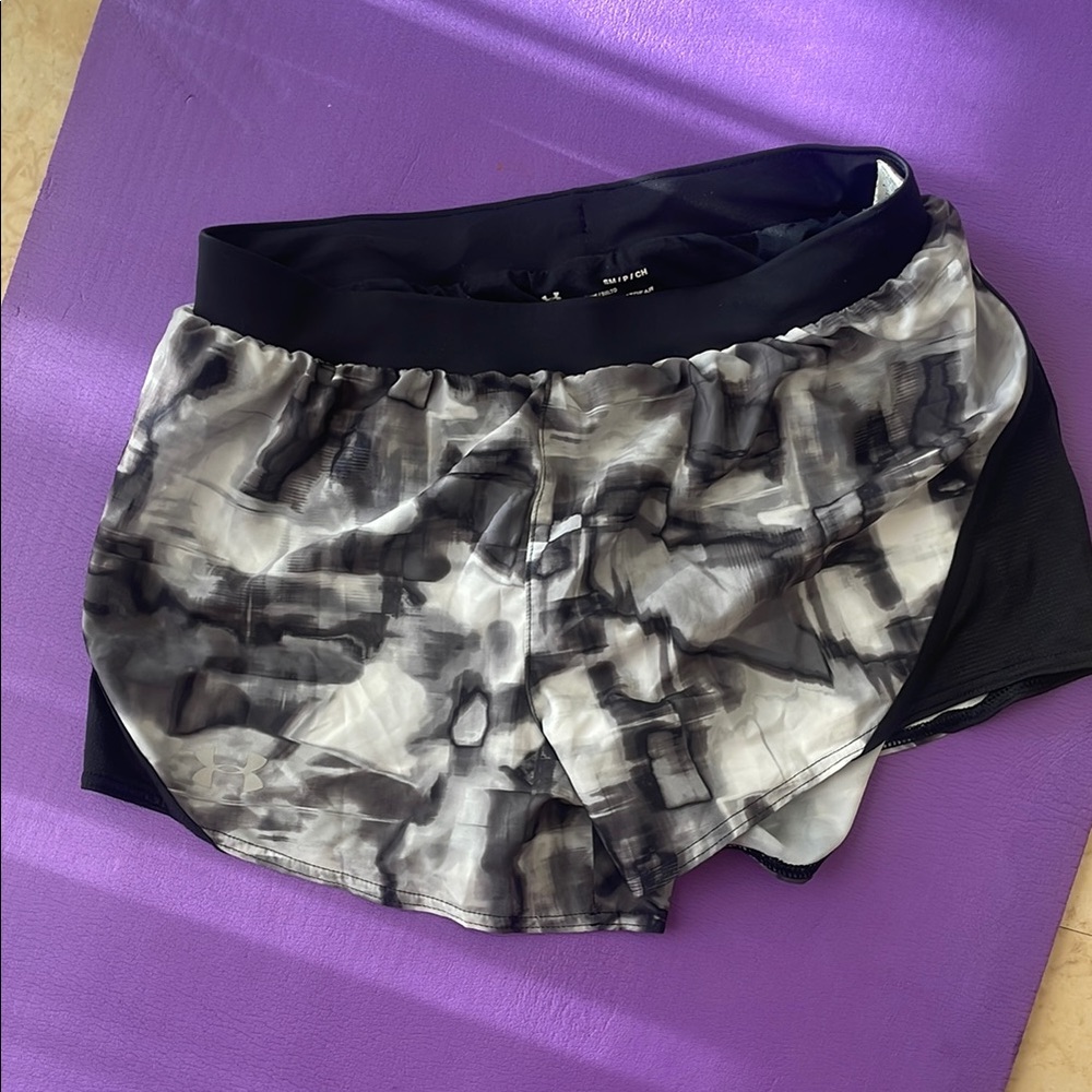 Under Armour Women's Black and Gray Shorts size small